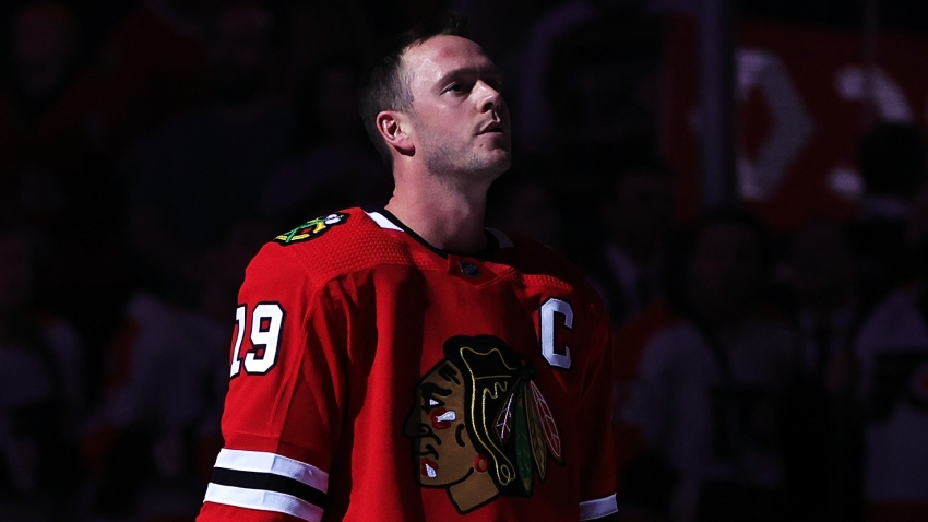 Le capitaine des Blackhawks de Chicago, Jonathan Toews, dit au revoir à l'amour du hockey
